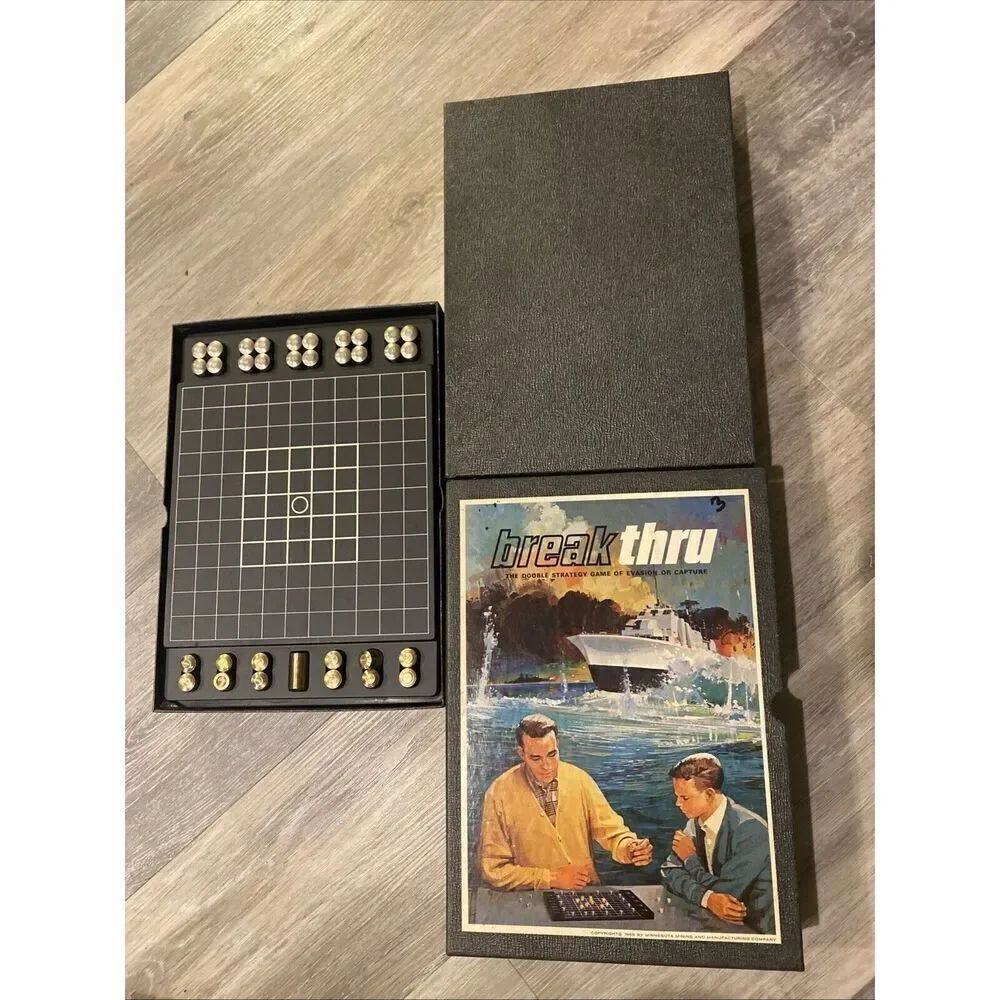 Vintage 1965 Breakthru Book Shelf Game Strategy of Evasion and Capture MT